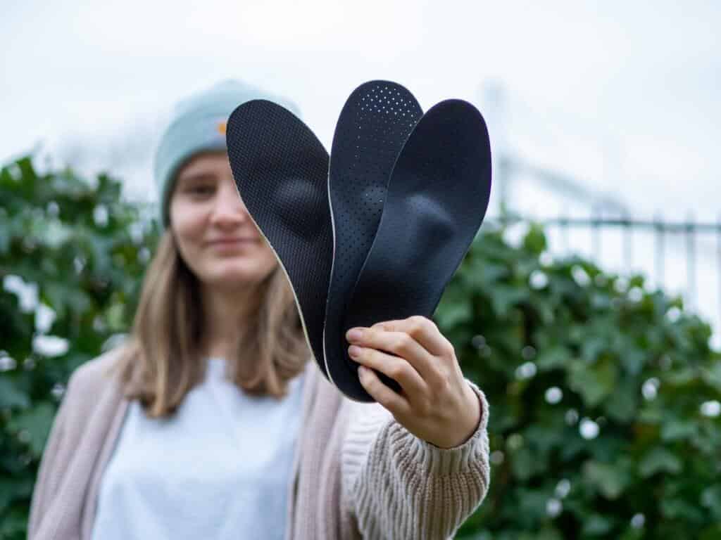 Drei schwarze Einlagen werden hochgehalten.