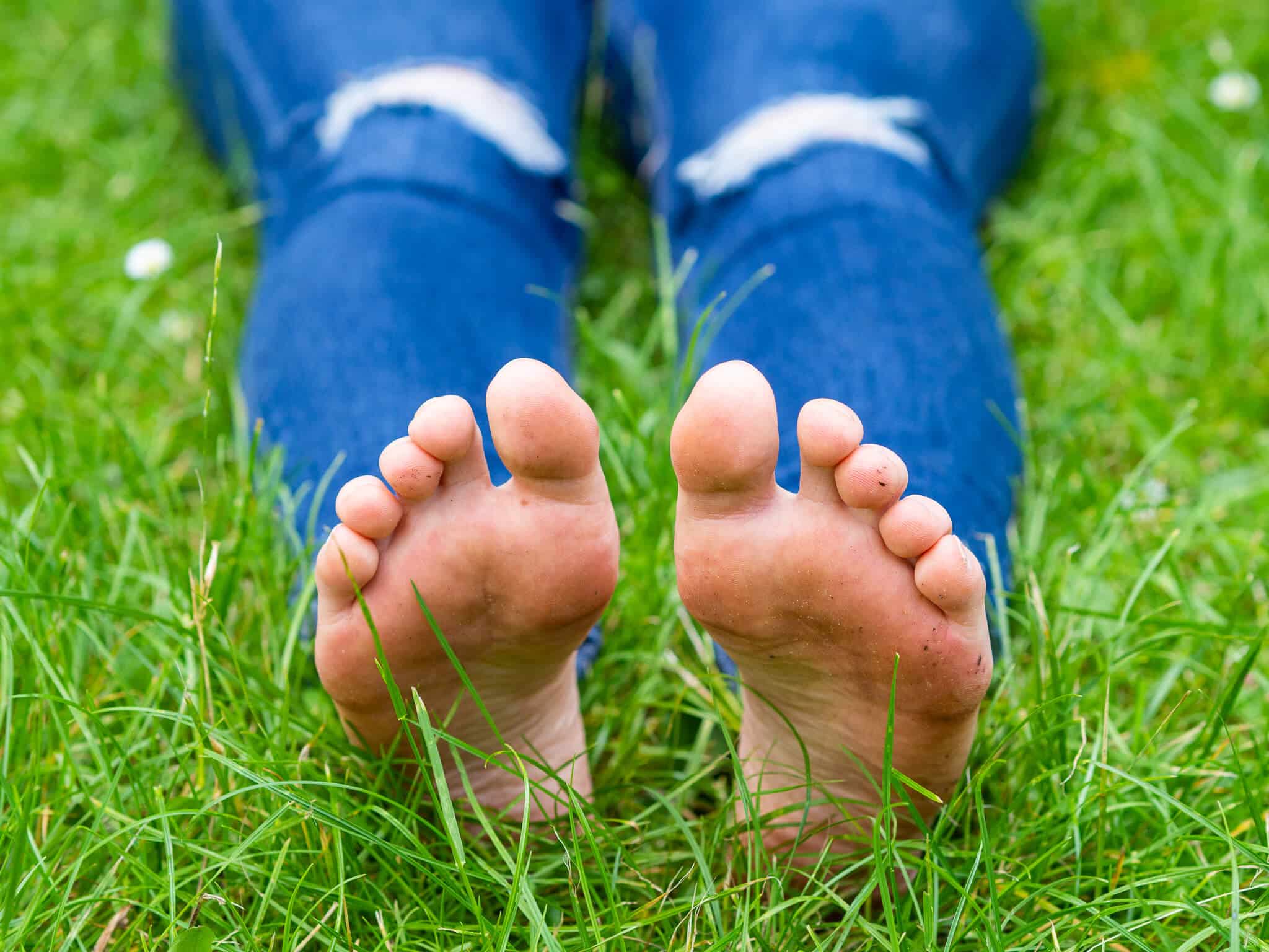 Füße auf grüner Wiese